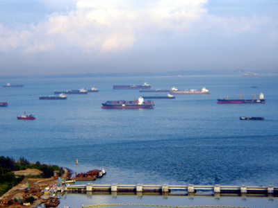 写真：マラッカ・マラッカ・シンガポール海峡を航行する複数の船舶