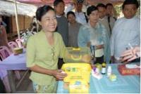 写真：ミャンマーでの置き薬配布の様子