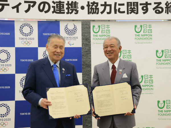 Photo of Tokyo 2020 President Yoshiro Mori (left) and The Nippon Foundation Chairman Yohei Sasakawa (right) with the signed agreements for volunteer partnership