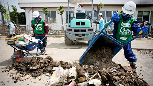 Photo of volunteers engaged in relief activitiy in area damaged by Great East Japan Earthquake