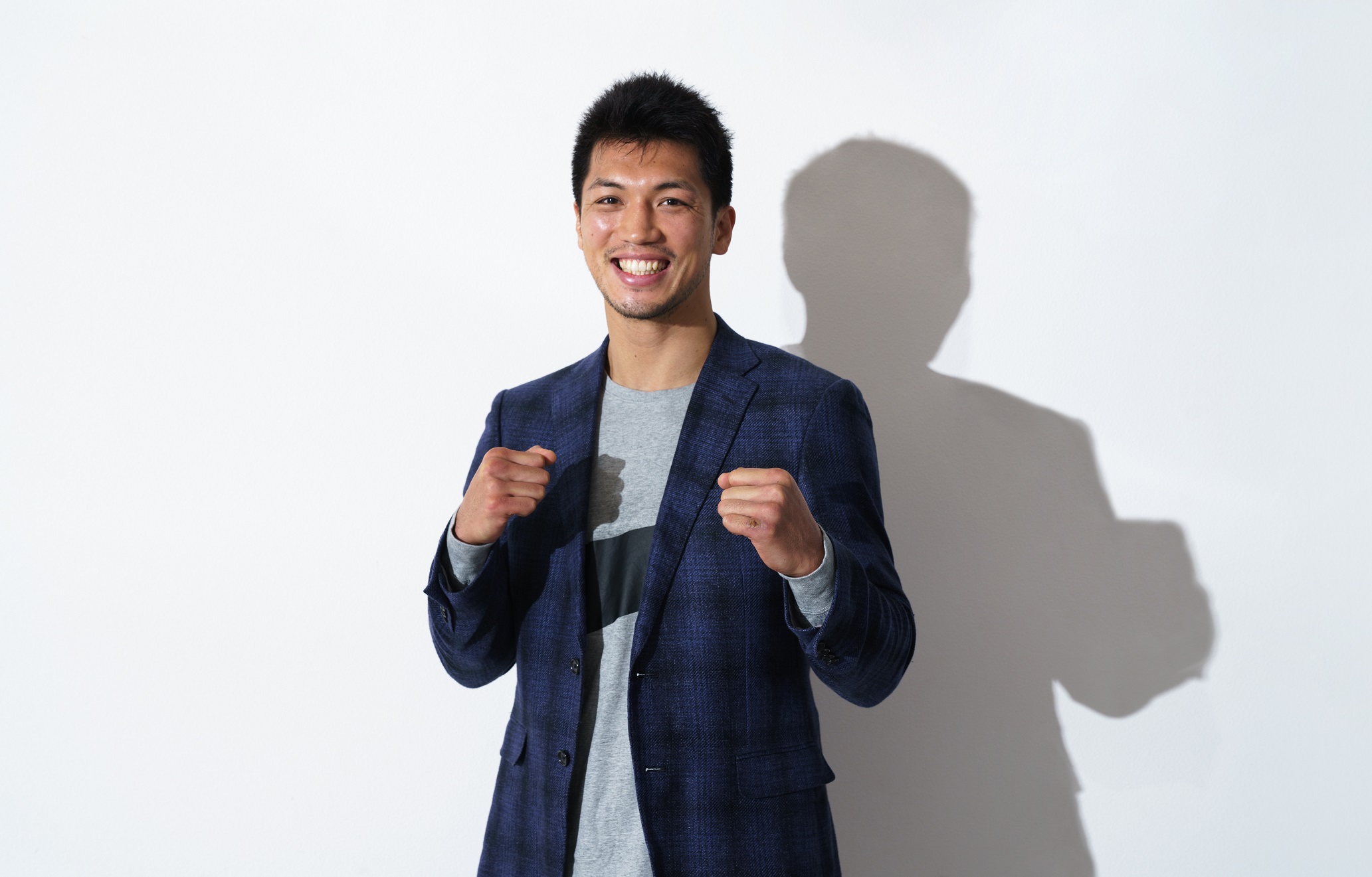 写真：笑顔でガッツポーズをとる村田諒太選手
