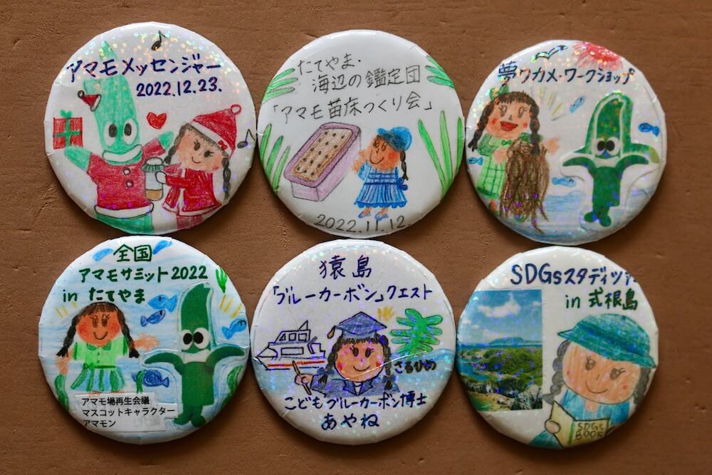 写真：瀬之上綾音さんが作ったイベントの思い出が描かれた6個のバッジ（一例）