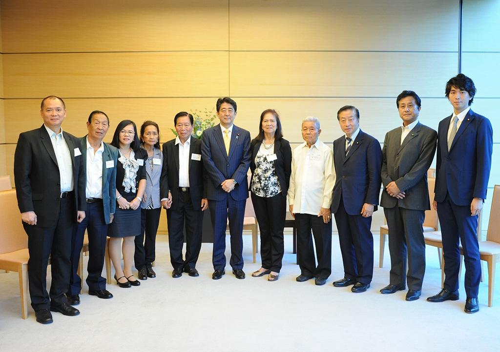 Photo of Prime Minister Shinzo Abe, Seven representatives of Japanese descendants in the Philippines.