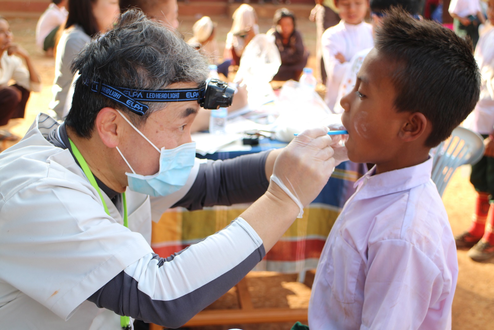 写真：ボランティア歯科医師によるミャンマーでの歯科検診の様子
