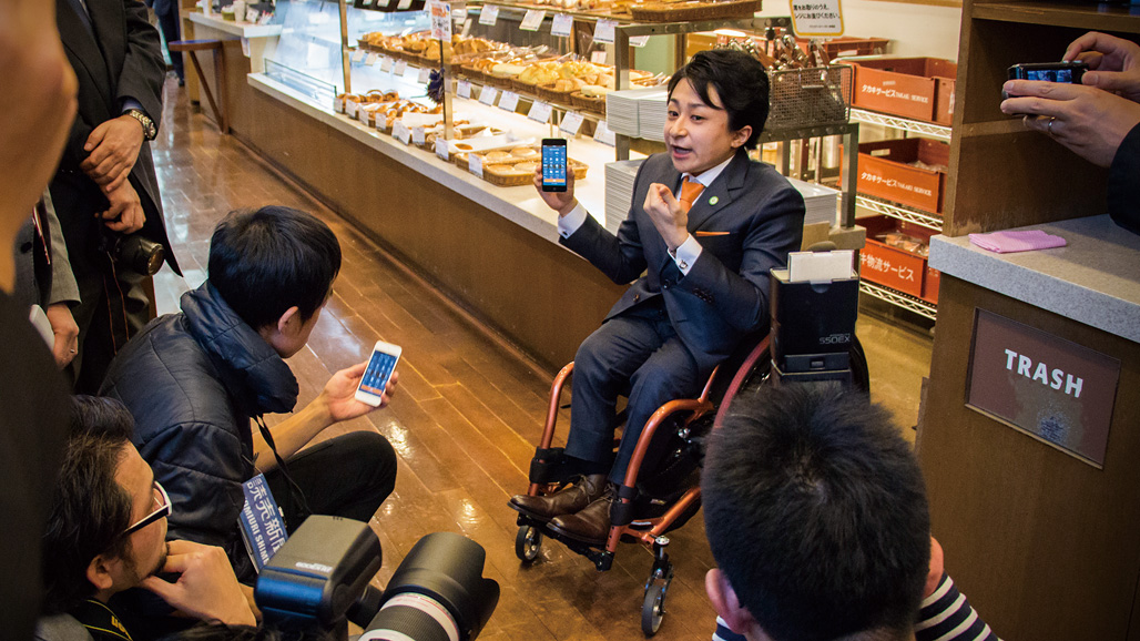 写真:カフェでの「Bmaps」の活用方法を説明