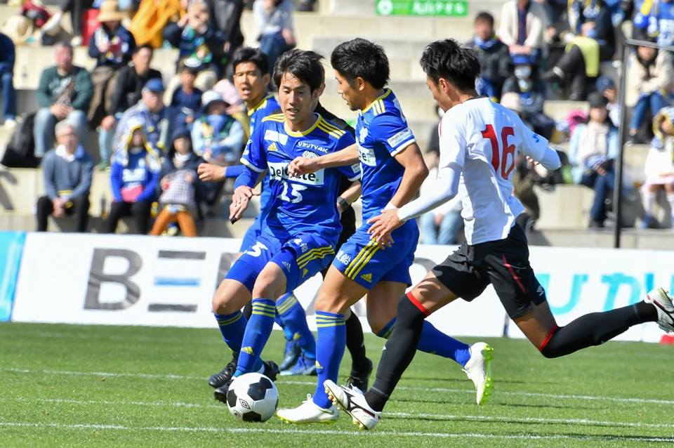 写真:試合中のFC今治の選手たち