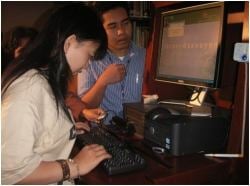 写真:視覚障害学生がPCを使っている様子