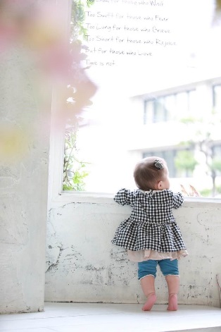 写真:子供が外を眺めている様子