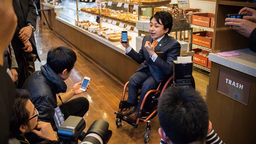写真:カフェでの「Bmaps」の活用方法を説明