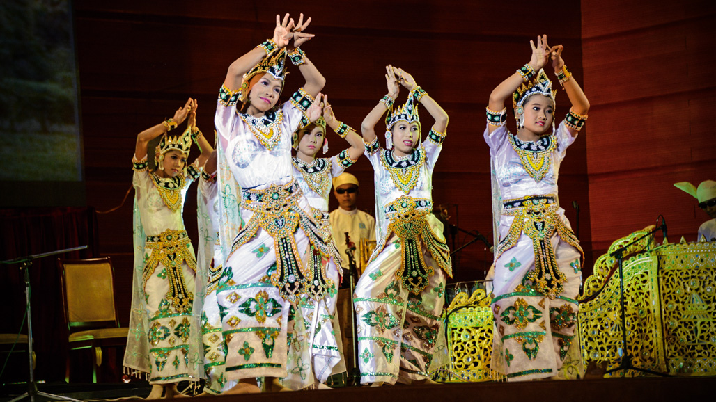 写真:伝統舞踊を踊る障害者の女性たち