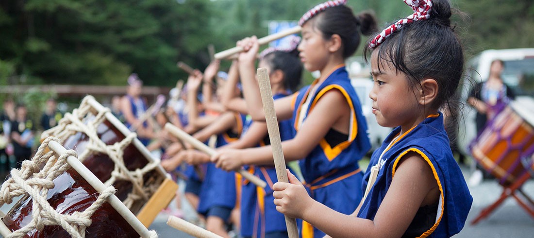 写真：祭りで太鼓を叩く子どもたち