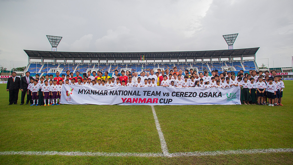 写真：ヤンマーカップに出場した選手や関係者たちの集合写真