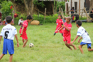 写真：サッカーをするミャンマーの子供たち
