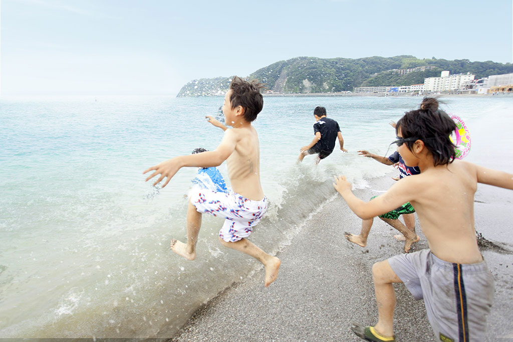 写真：海に飛び込む子どもたち