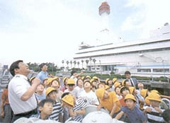 Photo of children visiting the museum