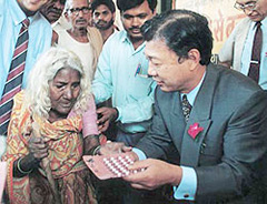 Photo of Yohei Sasakawa distributing multi-drug therapy to a woman affected by leprosy