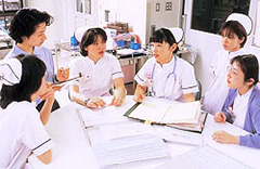 写真：話し合いをする看護師たち