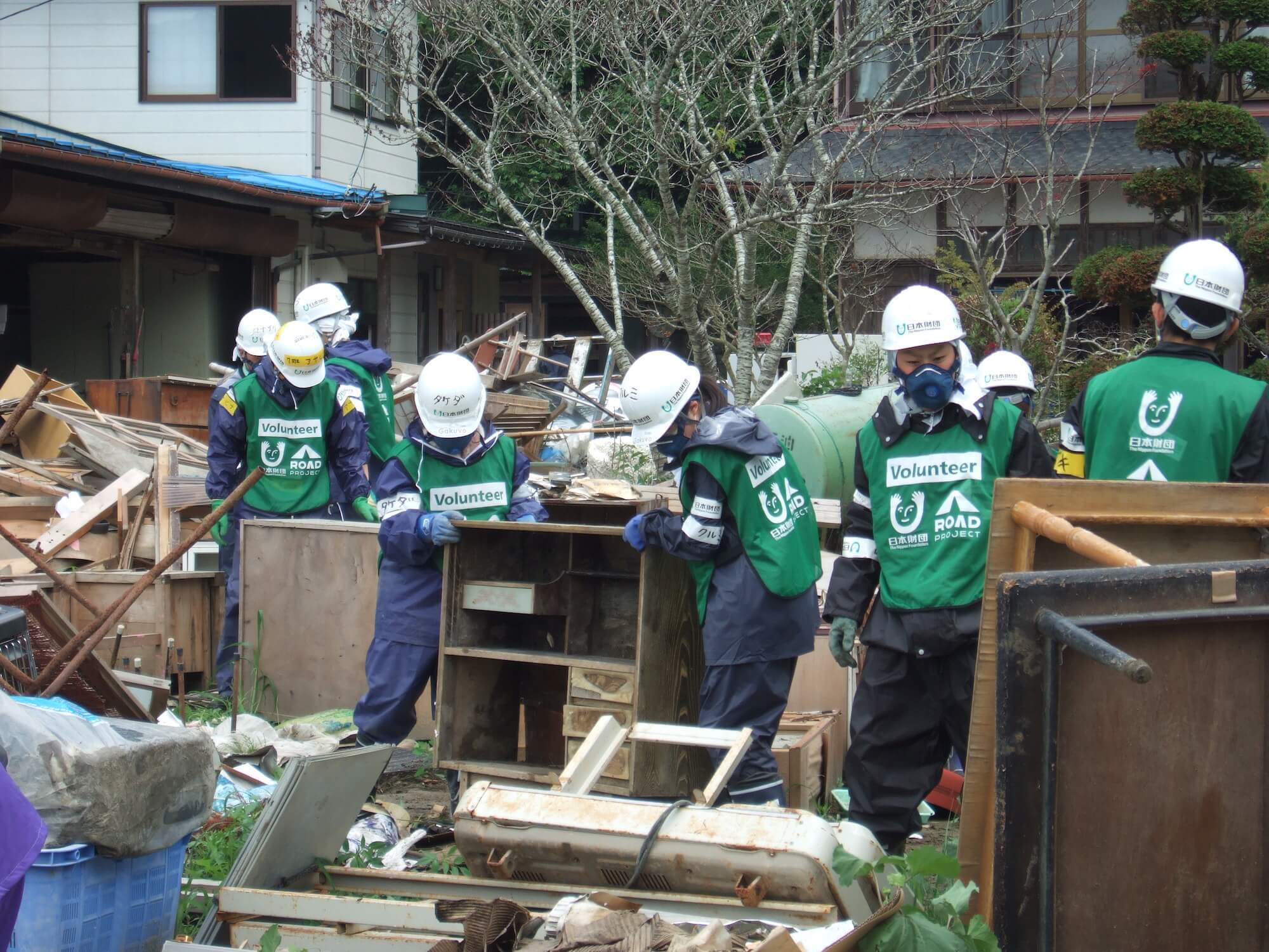 写真：瓦礫の処理を行う学生ボランティア