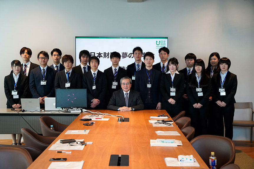 写真：尾形武寿・日本財団理事長と3期生
