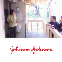 仮設住宅での支援の様子と、ジョンソン・エンド・ジョンソン株式会社のロゴ