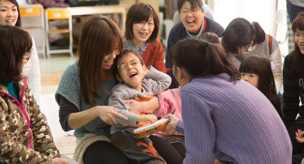写真:笑顔の難病の男の子と母親