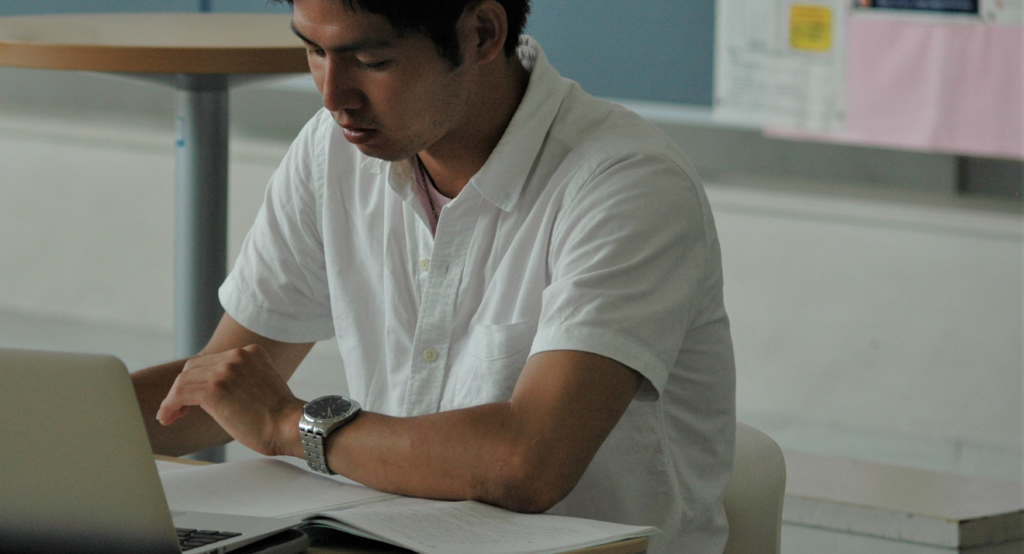 写真:勉強する若い男性