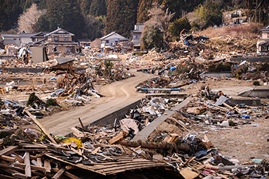 写真：大量の瓦礫が散乱した被災地の様子