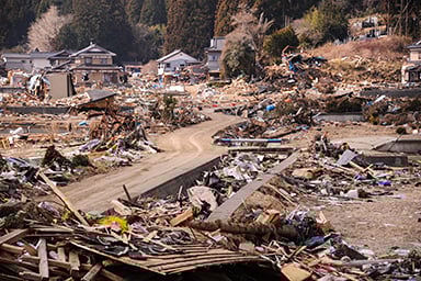 写真:大量の瓦礫が散乱した被災地の様子
