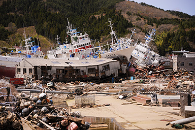写真:大量の瓦礫が散乱した被災地の様子(2)
