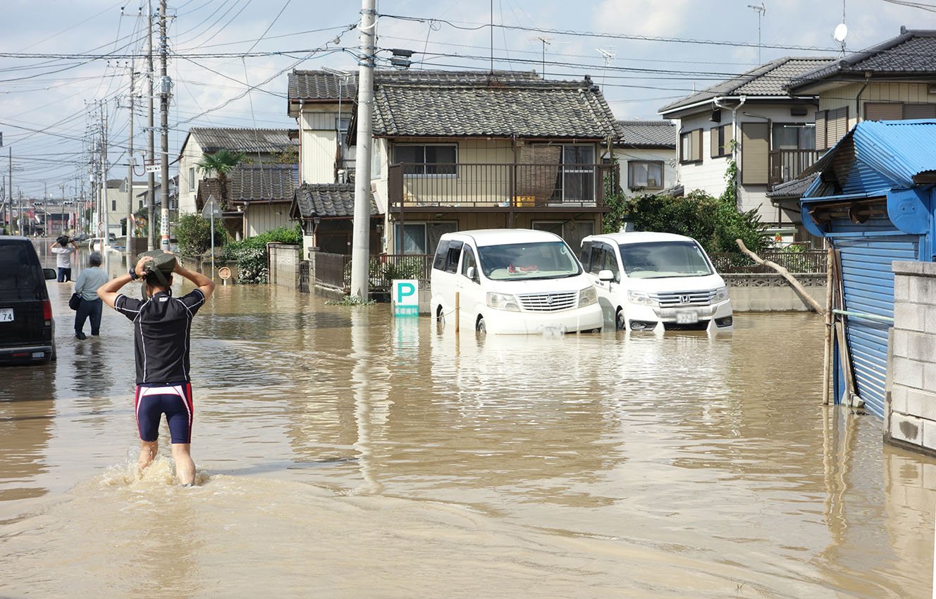 写真:道路が冠水した被災地の様子