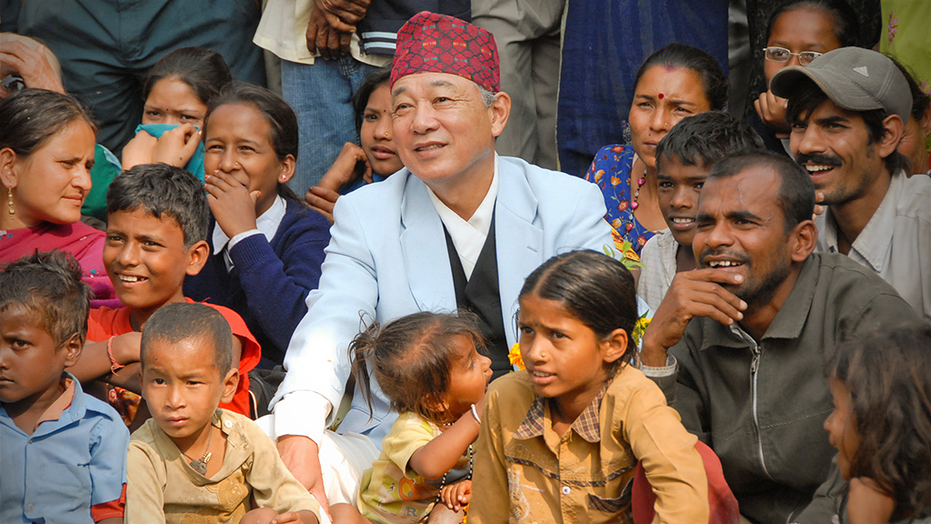 写真:海外で現地の人々と交流する笹川陽平会長
