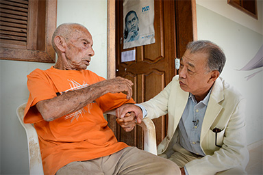 写真：ブラジルで回復者の方を訪問した時の笹川会長