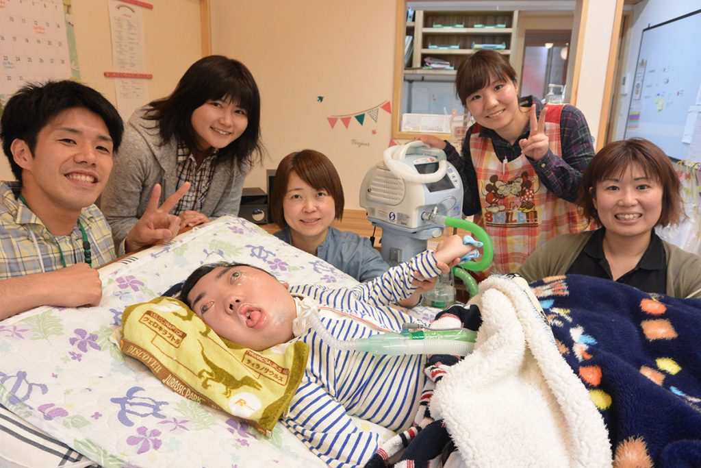写真:瓦井 千寿さん、尊くん、“うりずん”のスタッフのみなさん