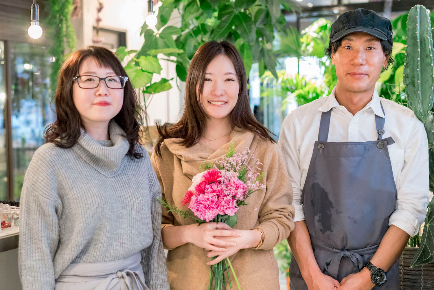 写真：笑顔を浮かべて並ぶ福寿さんとスタッフたち