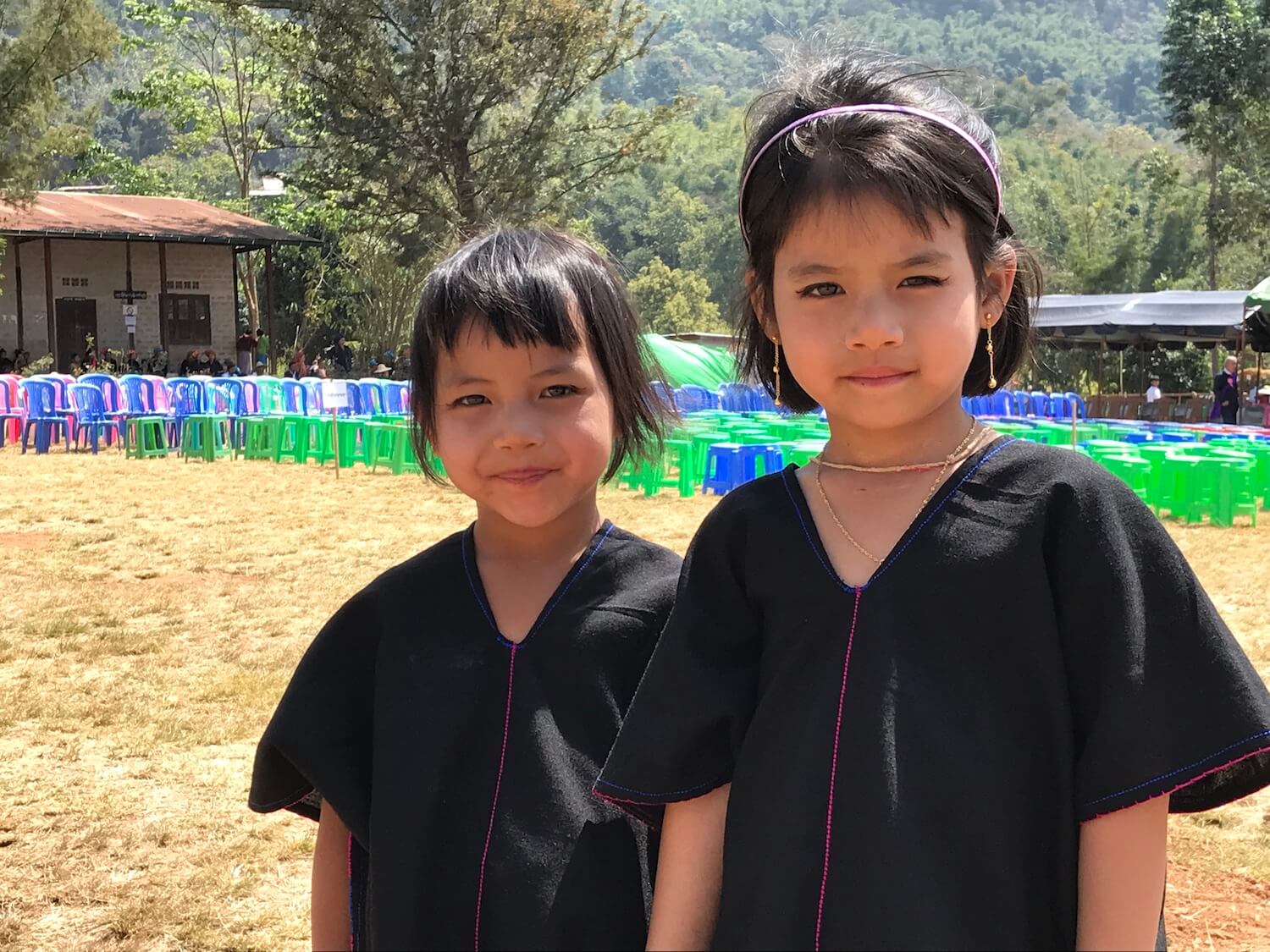 写真：野原に立つ２人のアジア人の子ども