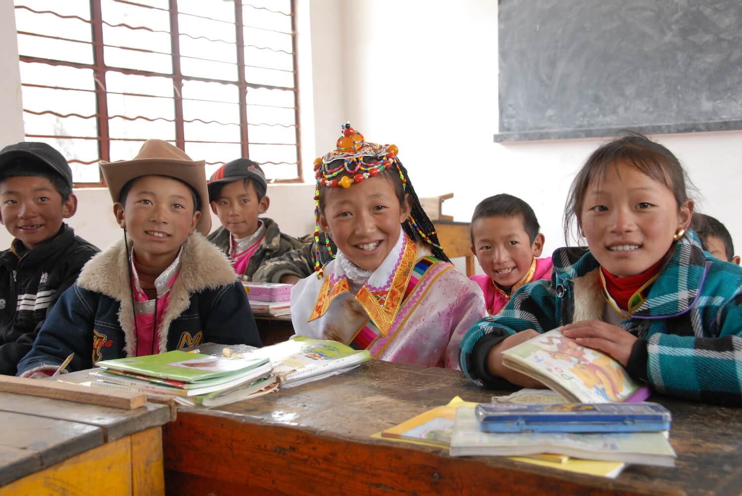 写真：教室で微笑むアジアの子どもたち