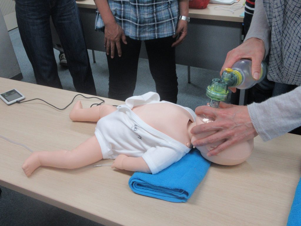 写真：赤ちゃんの呼吸の管理の実習の様子