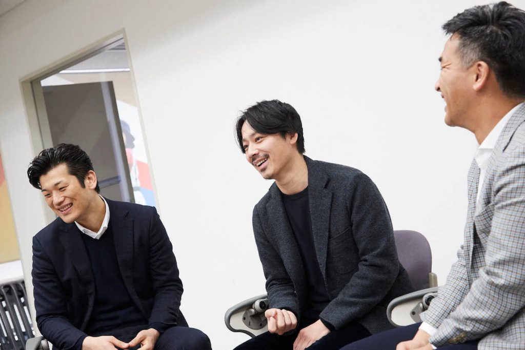 写真：楽しそうに話す東さん、池田さん、長谷川さん
