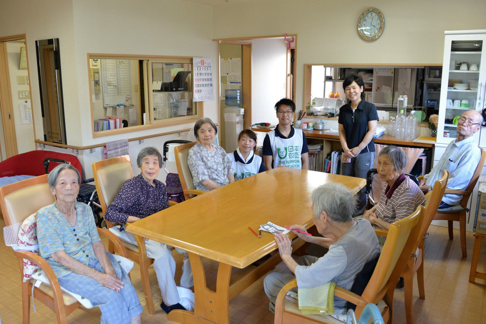 写真：グループホーム「よしの里」のみなさんと日本財団から派遣されたスタッフ