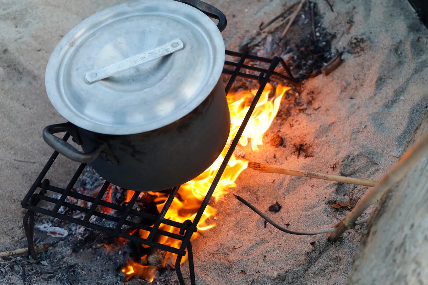 写真:焚き火でご飯を炊く様子