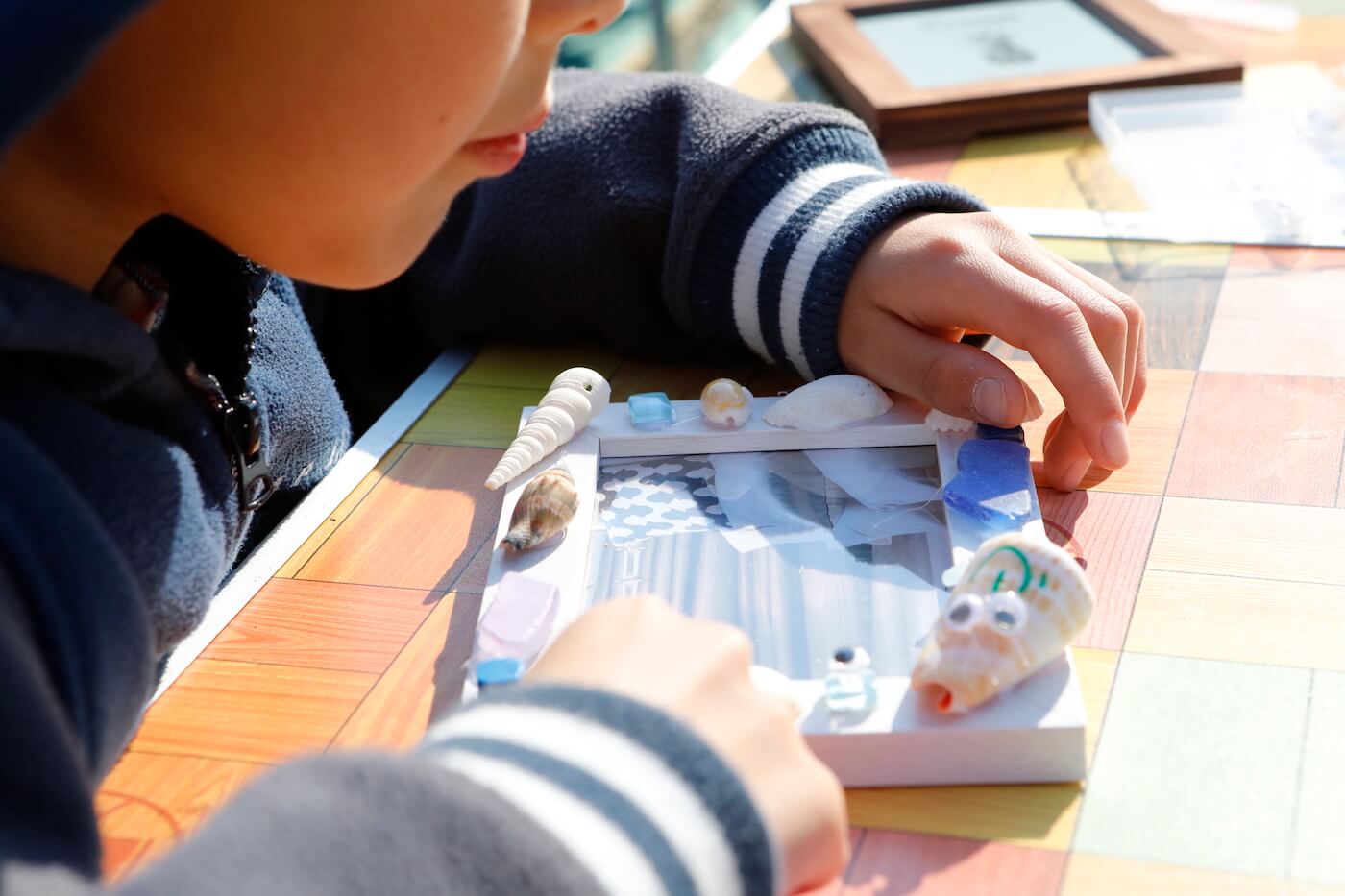 写真：フォトフレームを作る子ども