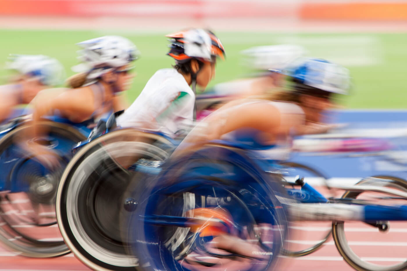 写真：車いすを使った陸上競技の様子