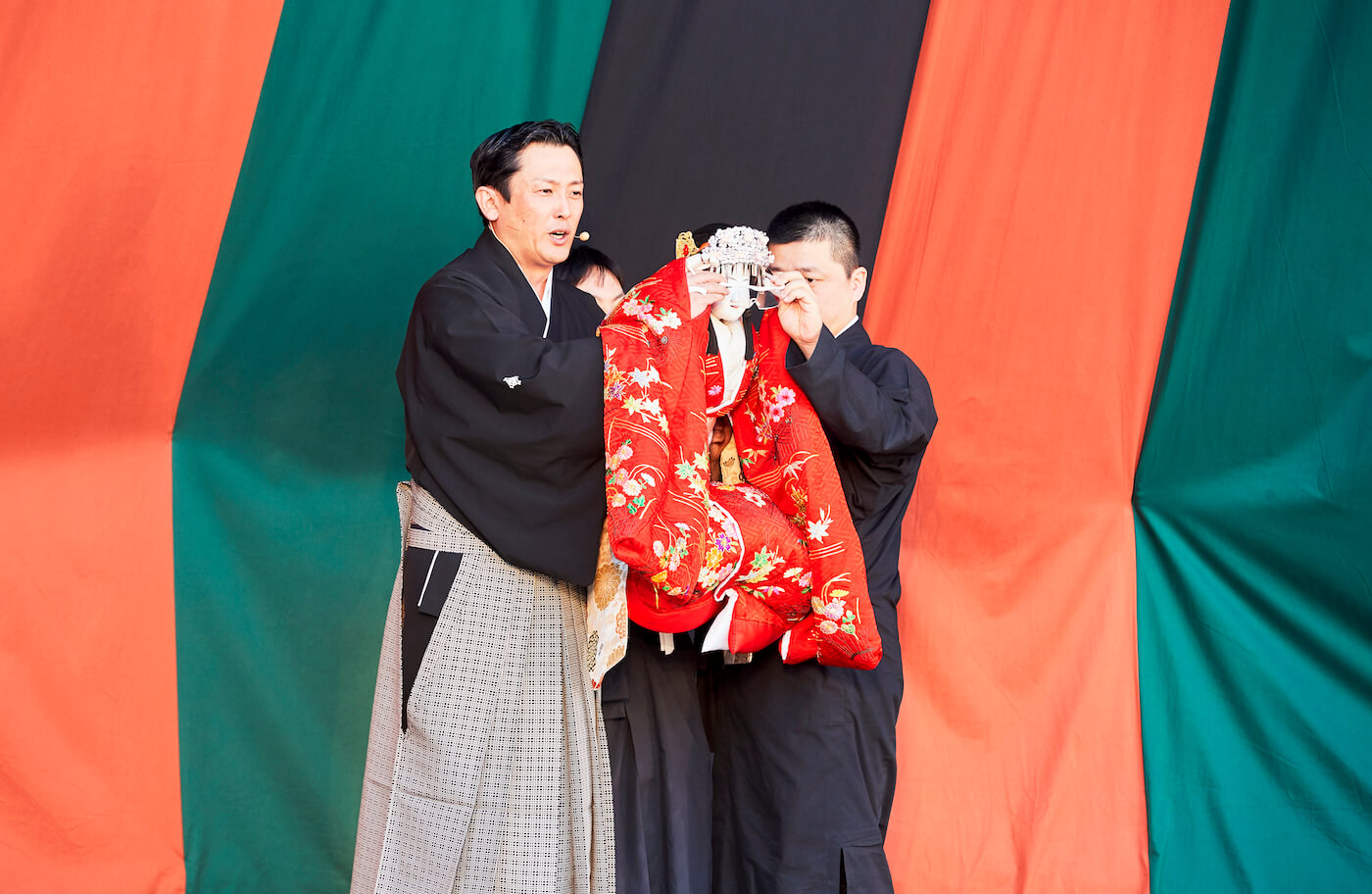 ユーモアを交えつつ、文楽の魅力を解説する出演者。観客席からたびたび笑いが起こる。