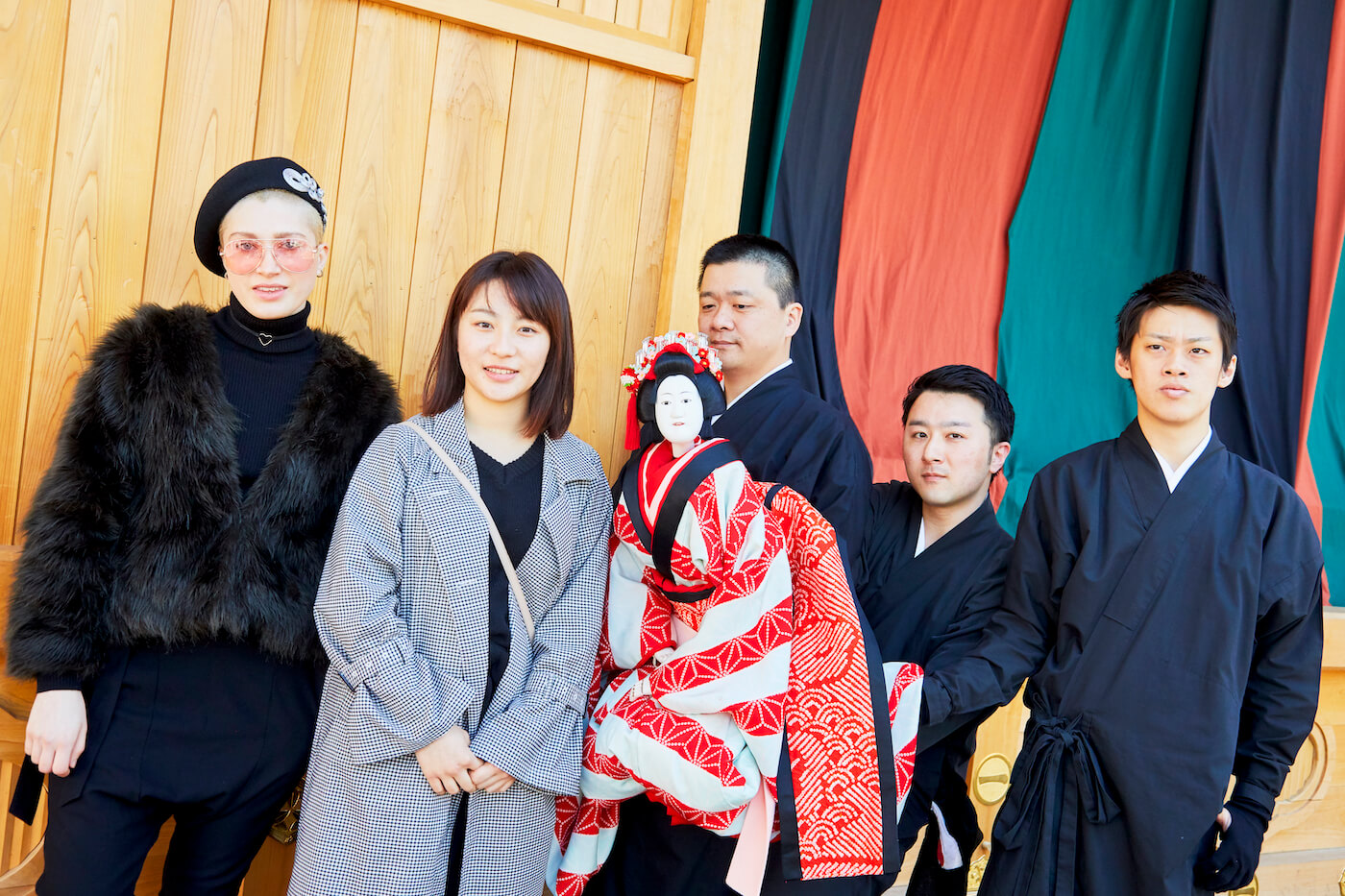 舞台を終えた出演者とともに記念写真を撮るナナさんと田村さん。