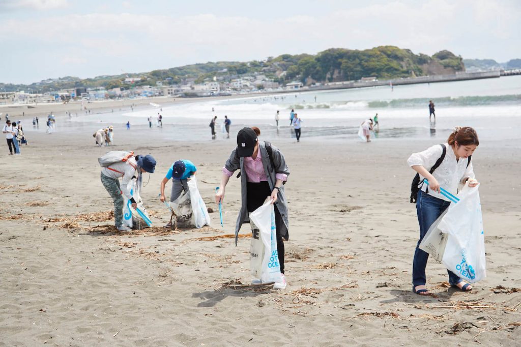 写真：海ごみを拾うイベント参加者の様子