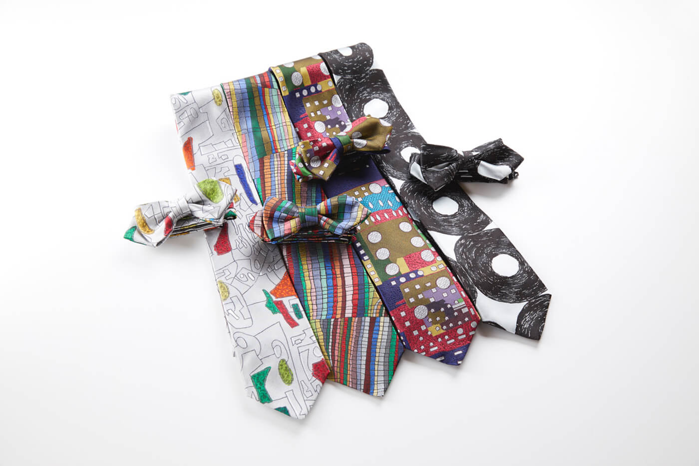 写真：MUKUで販売する4種類のネクタイと蝶ネクタイ