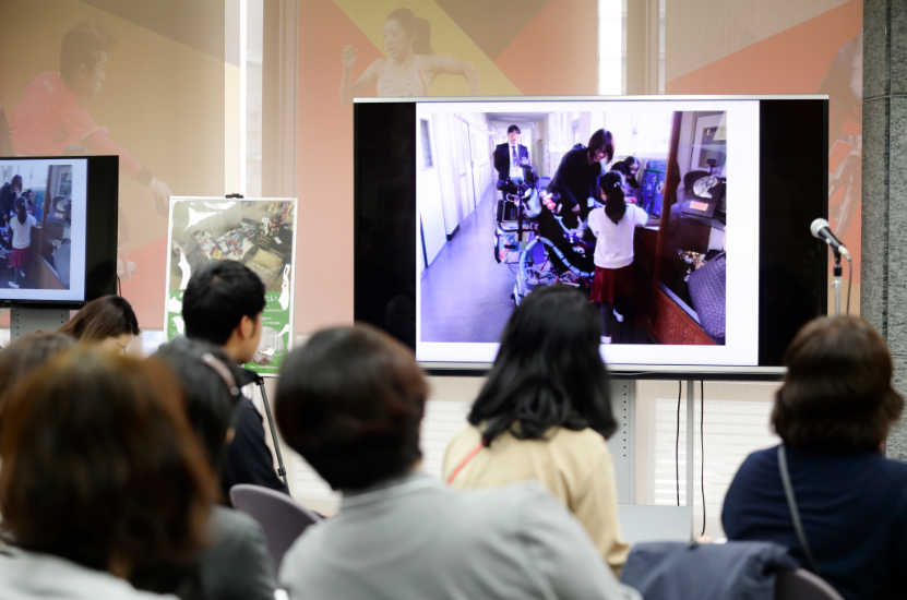 写真：小学校での様子を撮影した写真を紹介