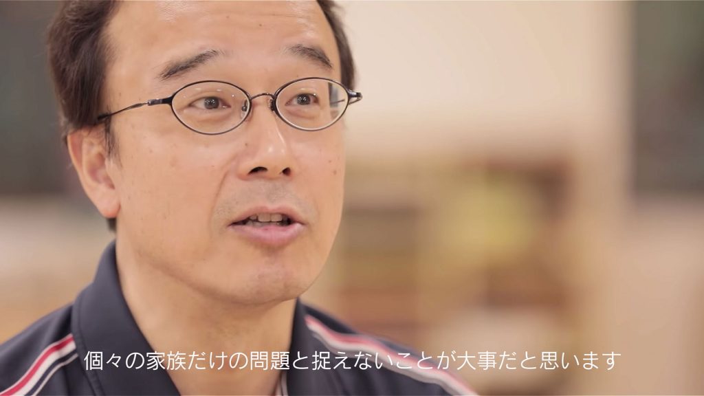 難病児支援プロジェクト インタビューの1シーン。画面に「個々の家族だけの問題と捉えないことが大事だと思います」の文字