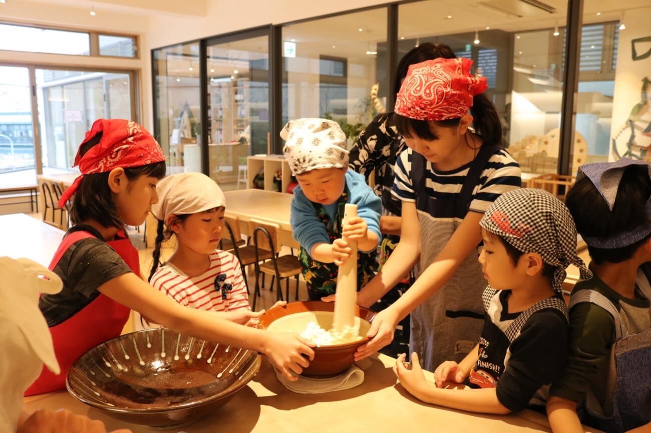 写真:料理づくりに夢中の子どもたち