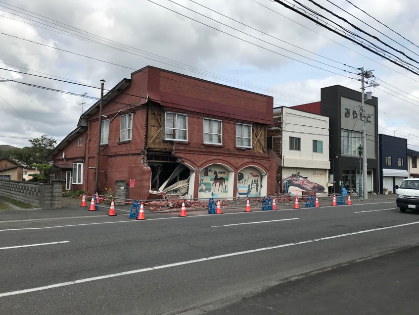地震によって外壁が崩壊した建物の写真